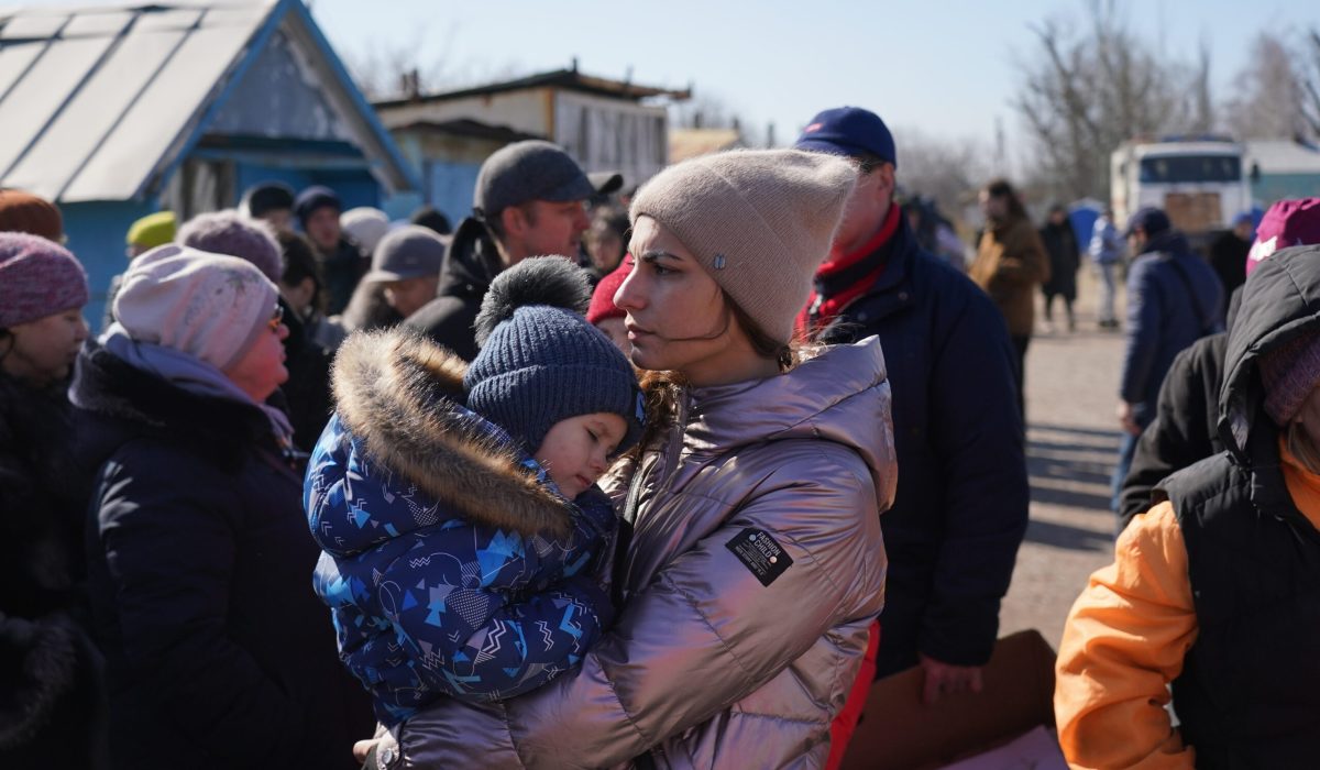 ДНР. Донецкая область. Мать с ребенком в лагере для эвакуированных жителей в селе Безыменном.
